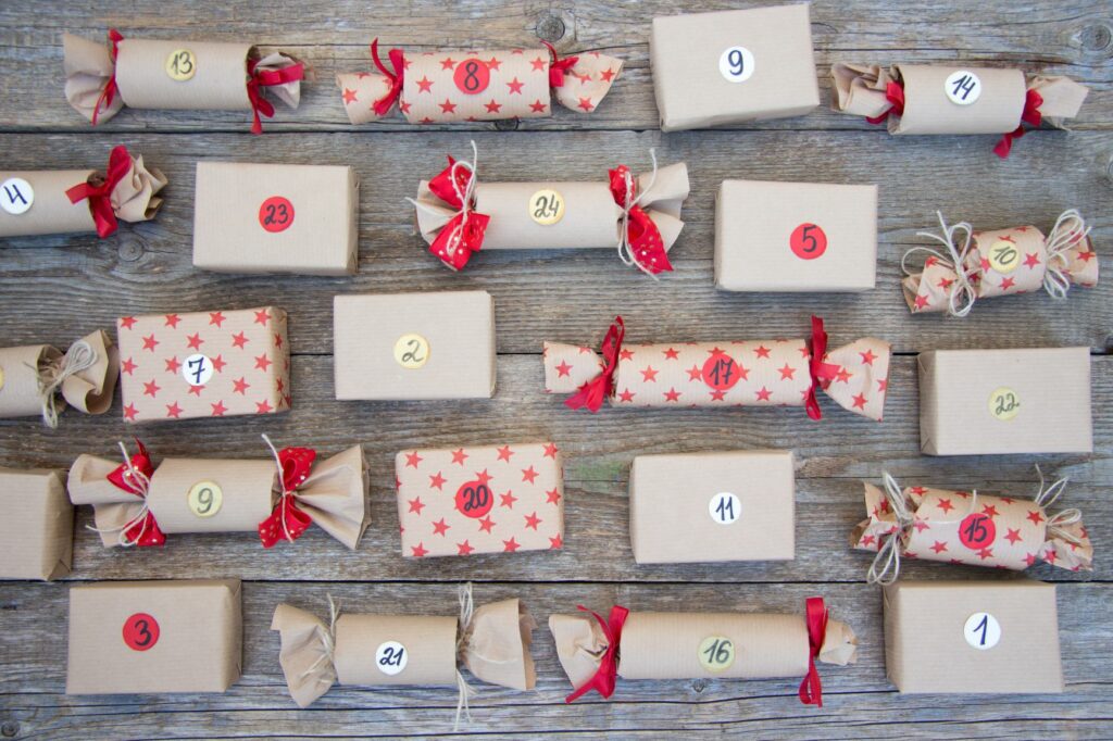 AdobeStock_120613141-1 Päckchen für den Katzen Adventskalender basten.