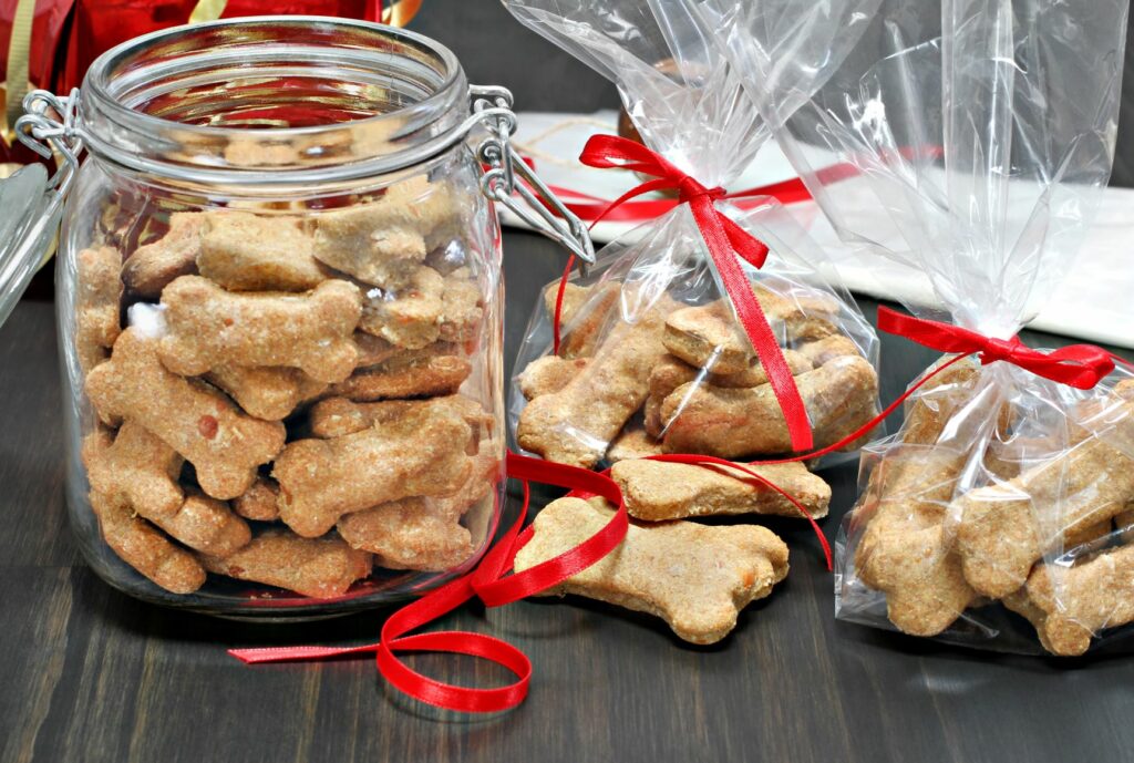 advento_cães_3 Biscoitos caseiros para cães num jarro e em saquinhos. Os biscoitos são excelentes prendas para pôr em calendários de Advento para cães