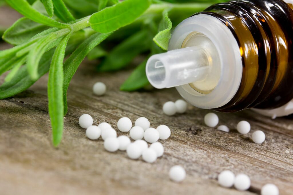 homeopatia_2 Frasco de medicamento. A homeopatia para gatos baseia-se nos mesmos princípios da homeopatia para humanos